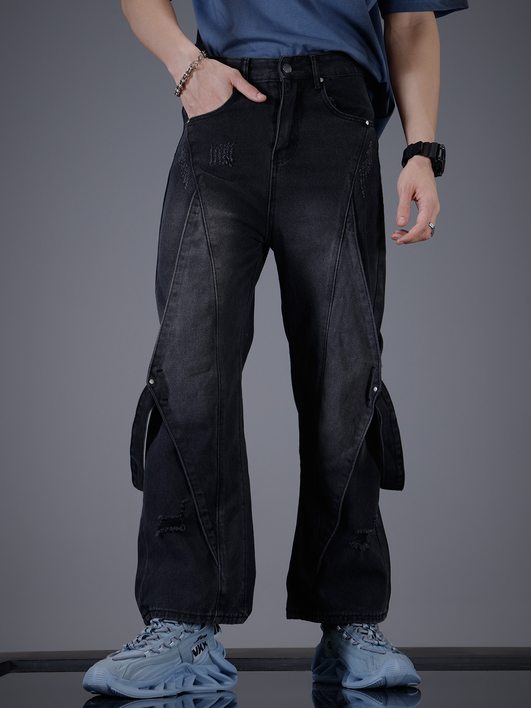 

SOKO STREET Men Flared Fit Mildly Distressed Light Fade Stretchable Jeans, Black