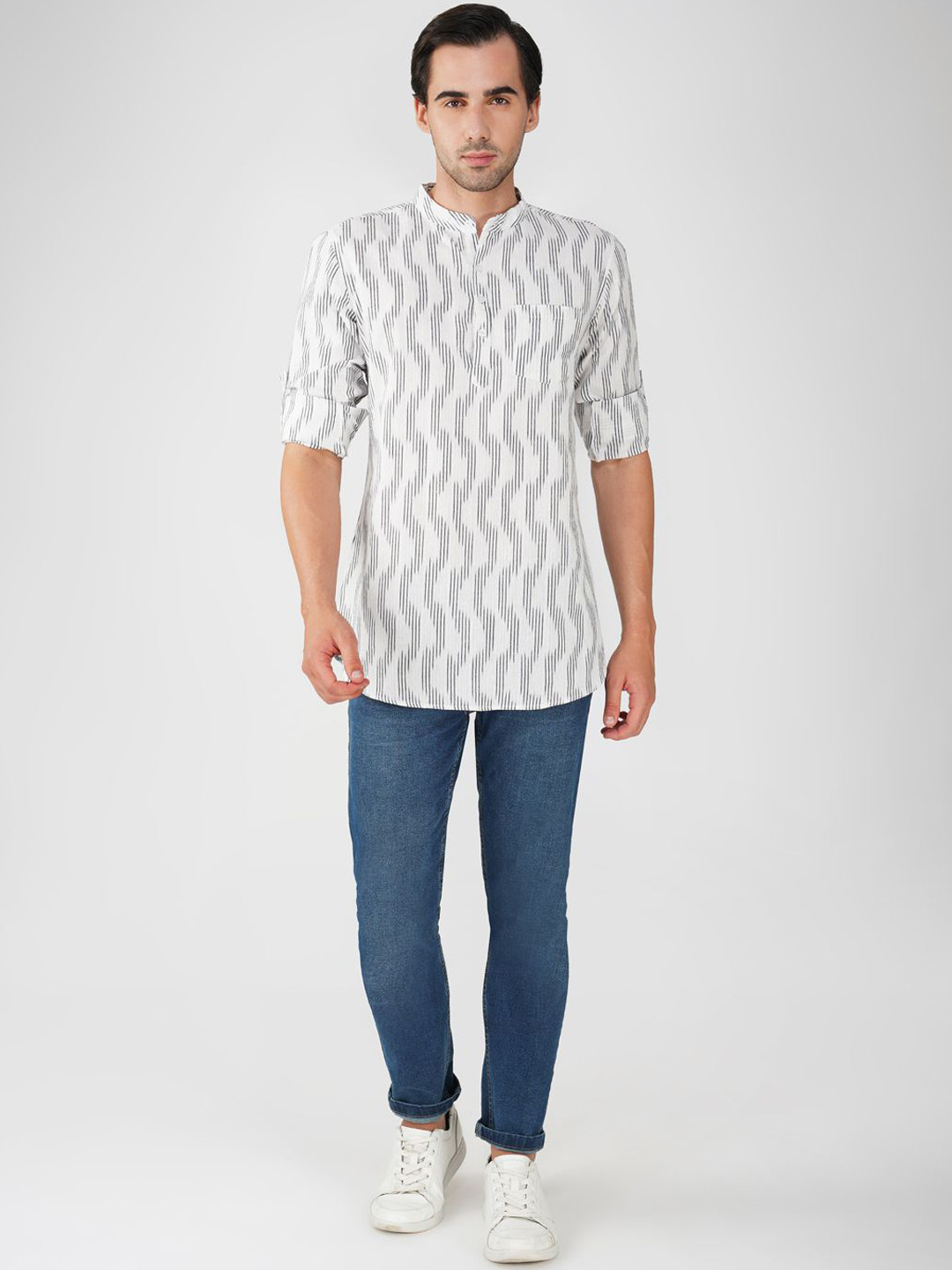 

Vastraa Fusion Geometric Ikat Printed Pure Cotton Straight Short Kurta, White