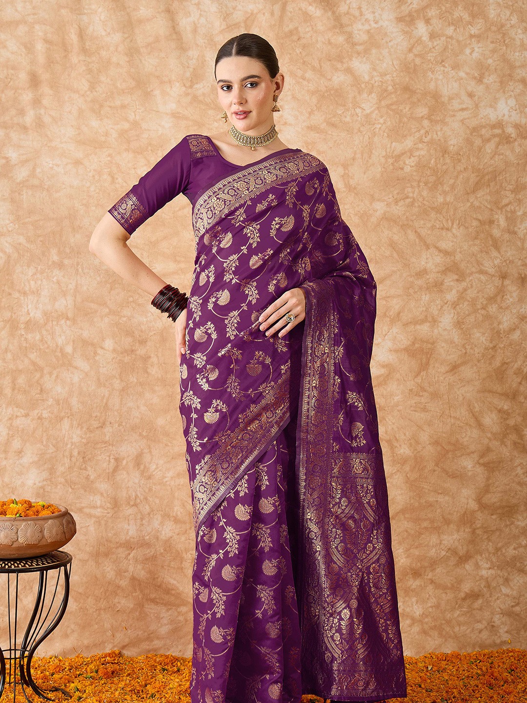 

Sangria Woven Design Saree With Blouse, Burgundy