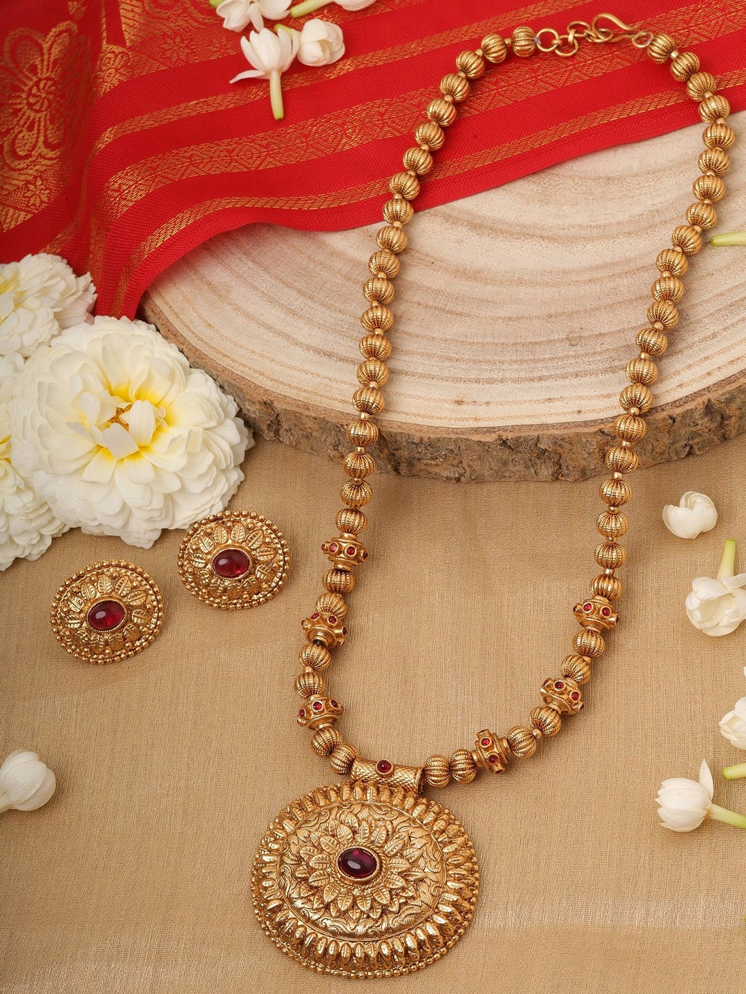 

Mirraw Gold-Plated Floral Elegance Stone Studded Jewellery Set
