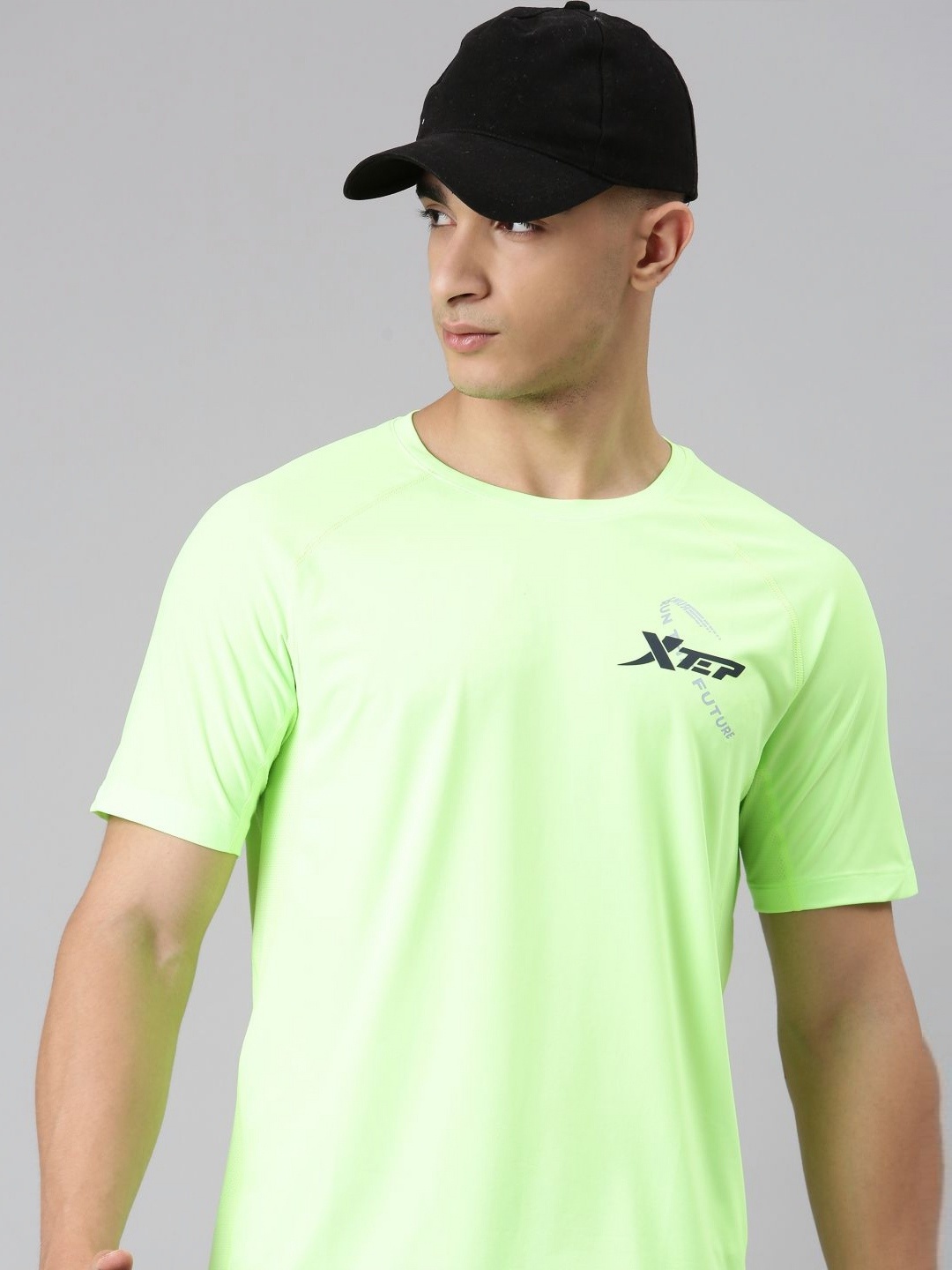 

Xtep Men Solid Round Neck T-shirt, Green
