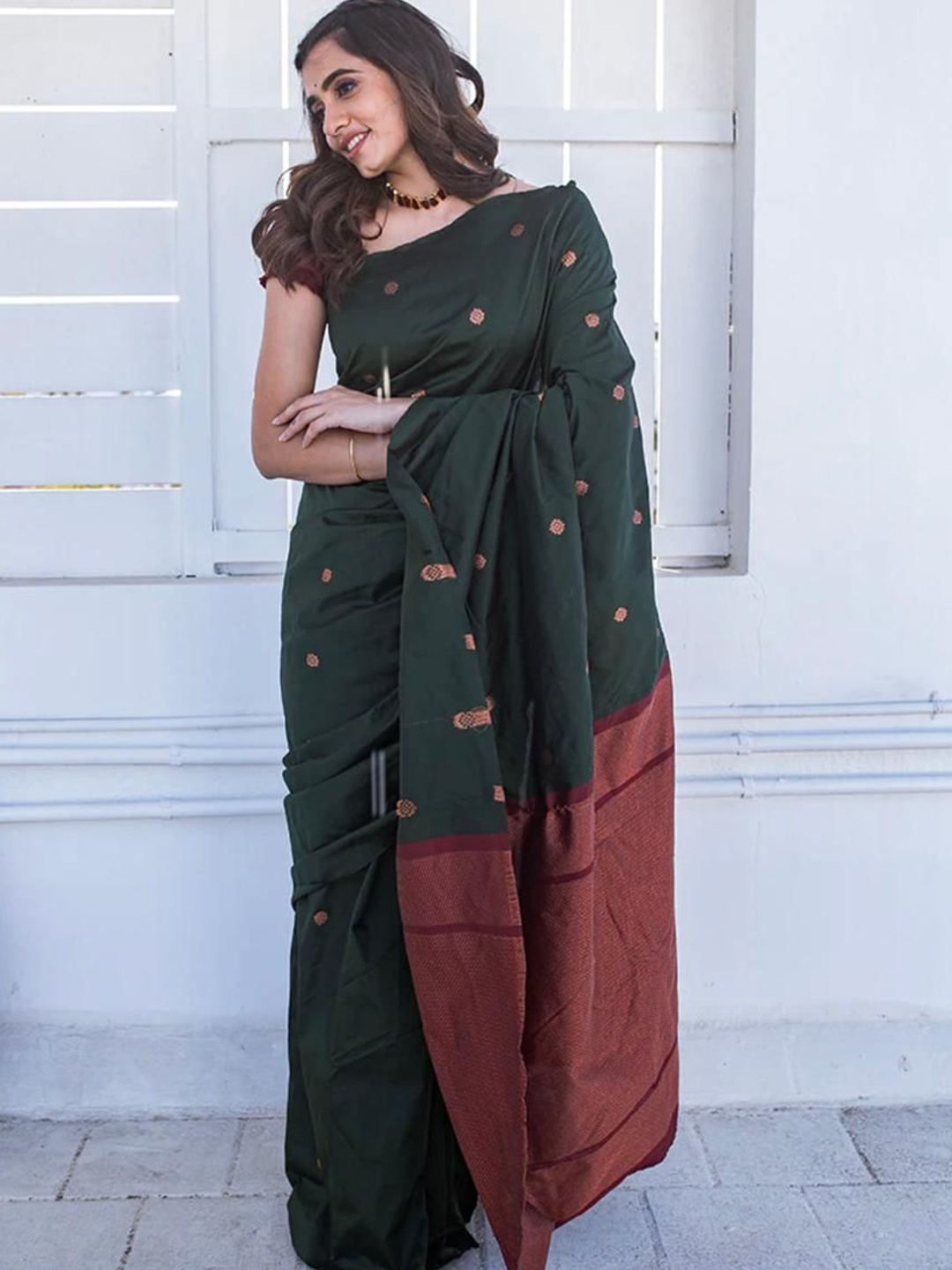 

QENY Woven Design Zari Art Silk Banarasi Saree, Green