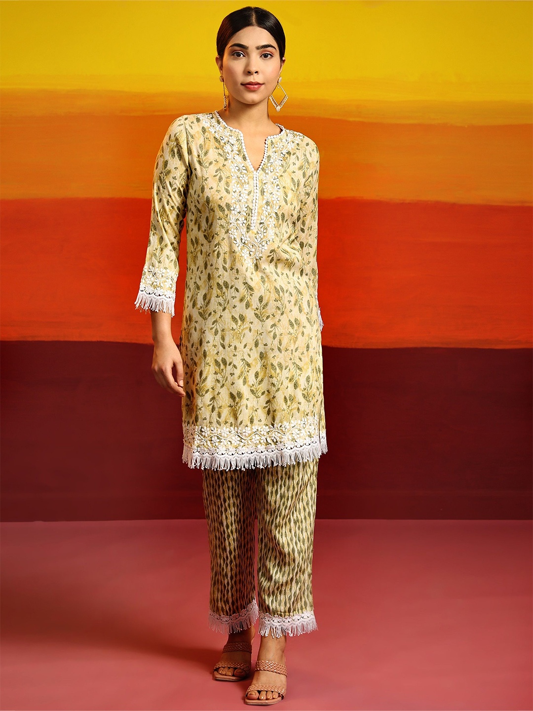 

HOUSE OF KARI Floral Printed Notch Neck Chikankari Straight Kurta with Trousers, Green