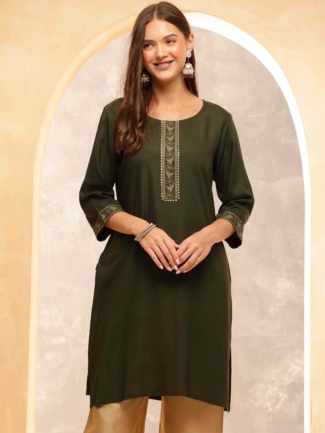 

Anouk Rustic Floral Printed Round Neck Straight Kurta, Green
