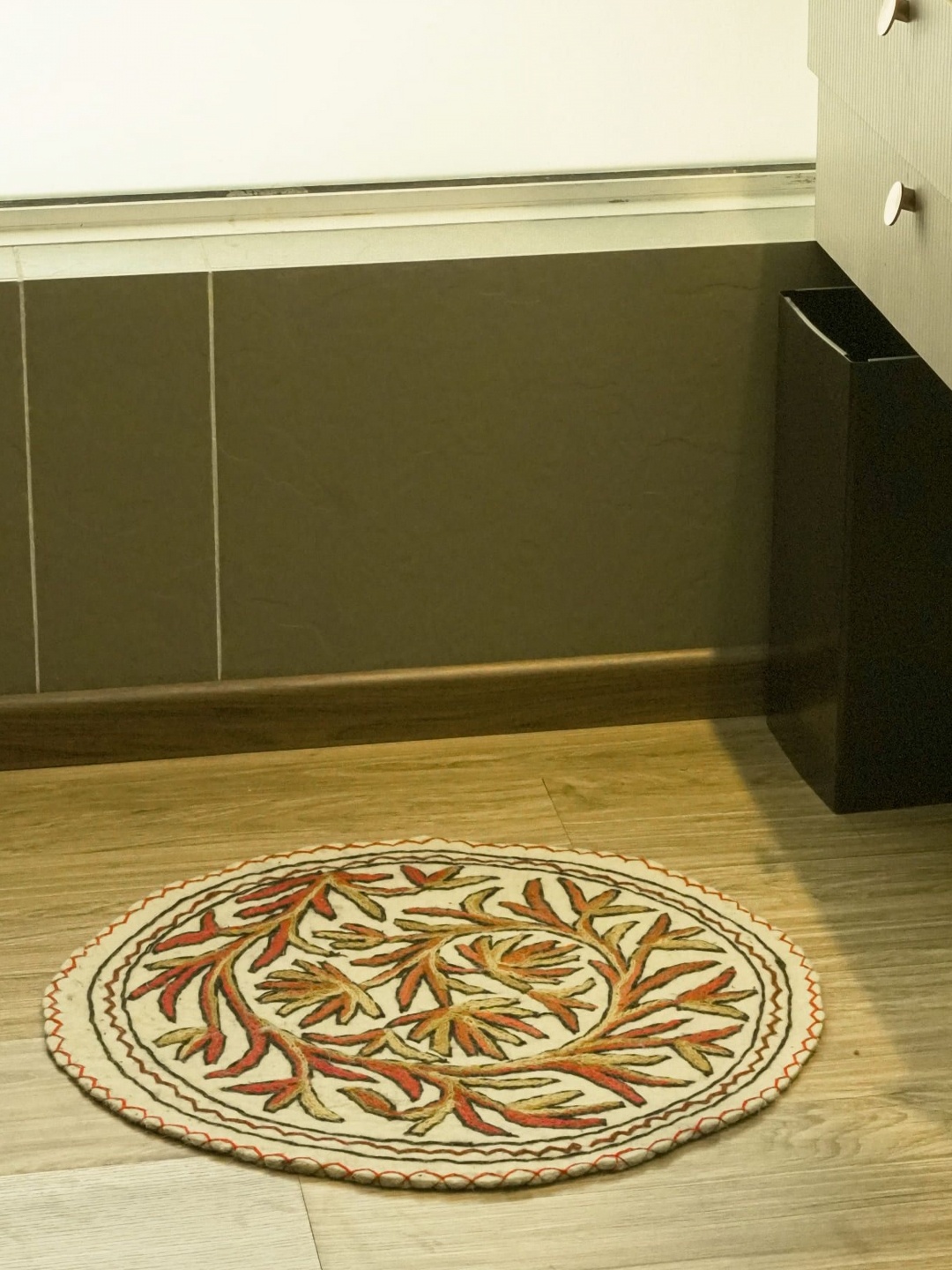 

Swadeh Round Rug - Artistry Elegance, White