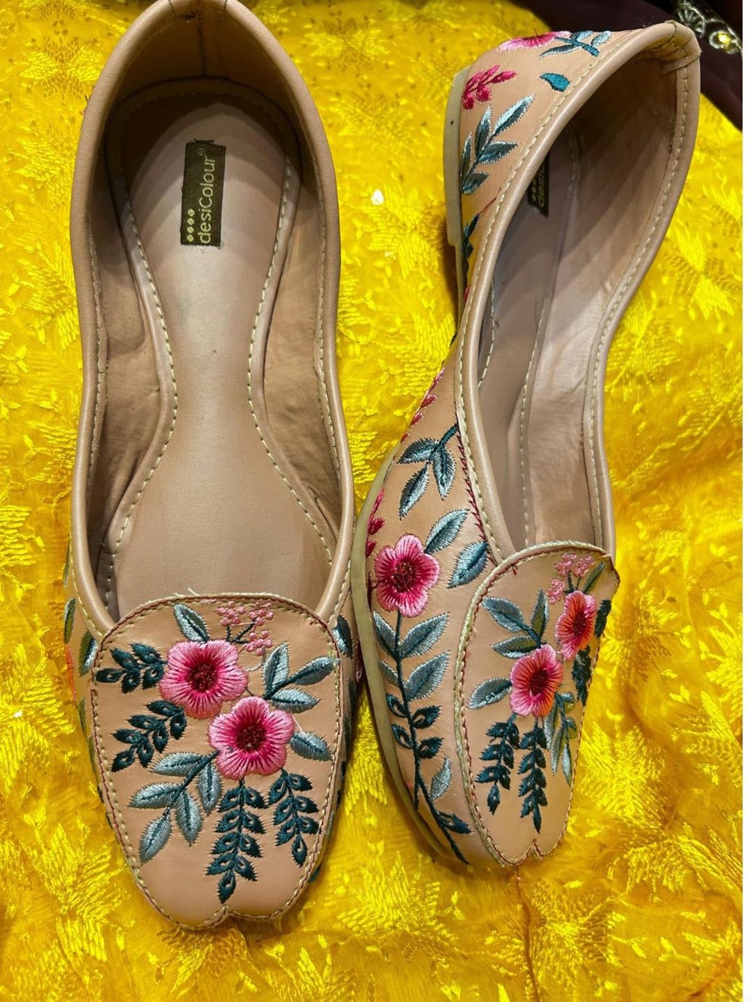 

DESI COLOUR Women Embellished Ethnic Mojaris with Embroidered Flats, Peach