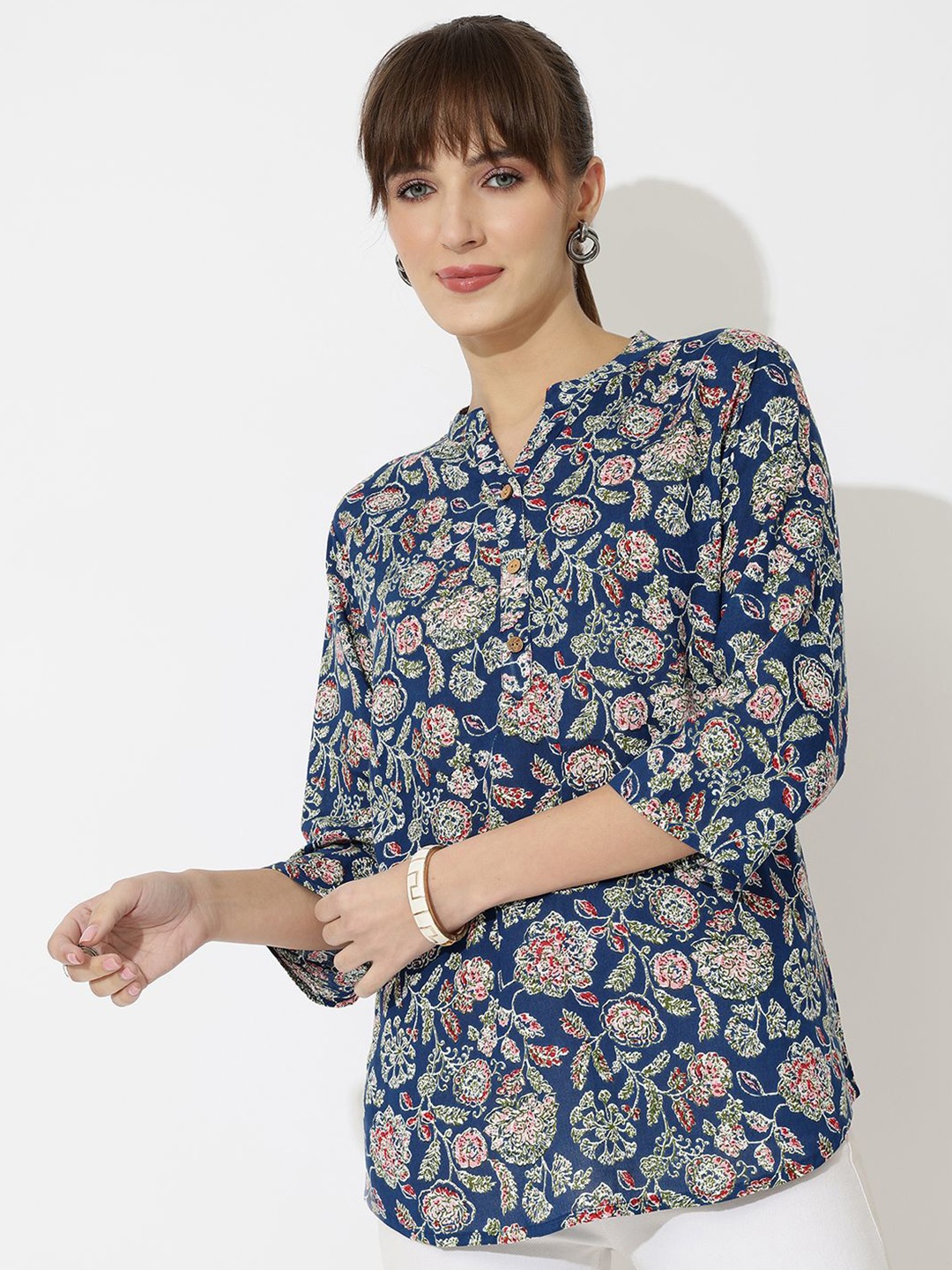 

Anushil Floral Printed V-Neck Kurti, Blue