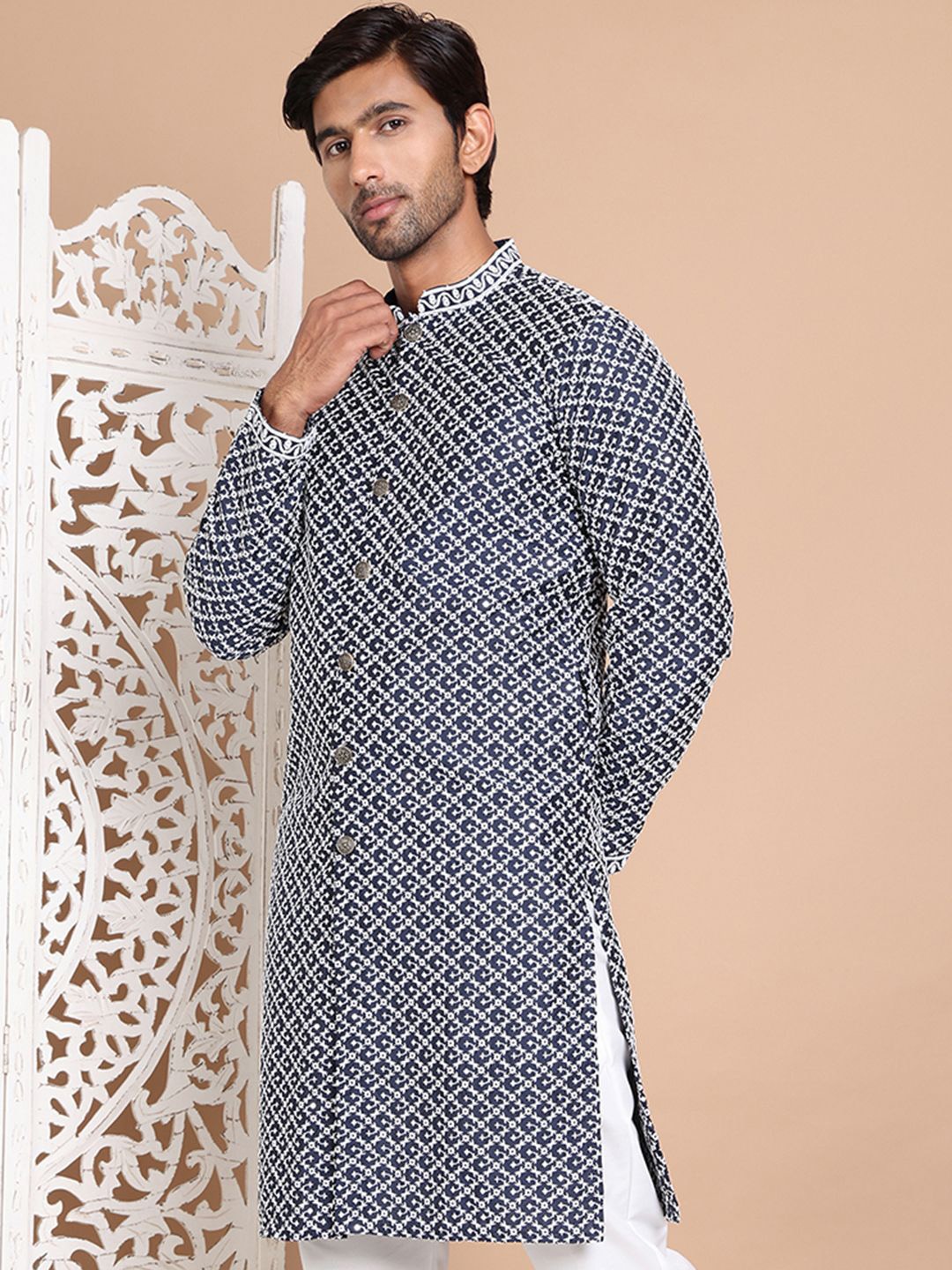 

Jompers Men Geometric Embroidered Sequinned Kurta, Navy blue