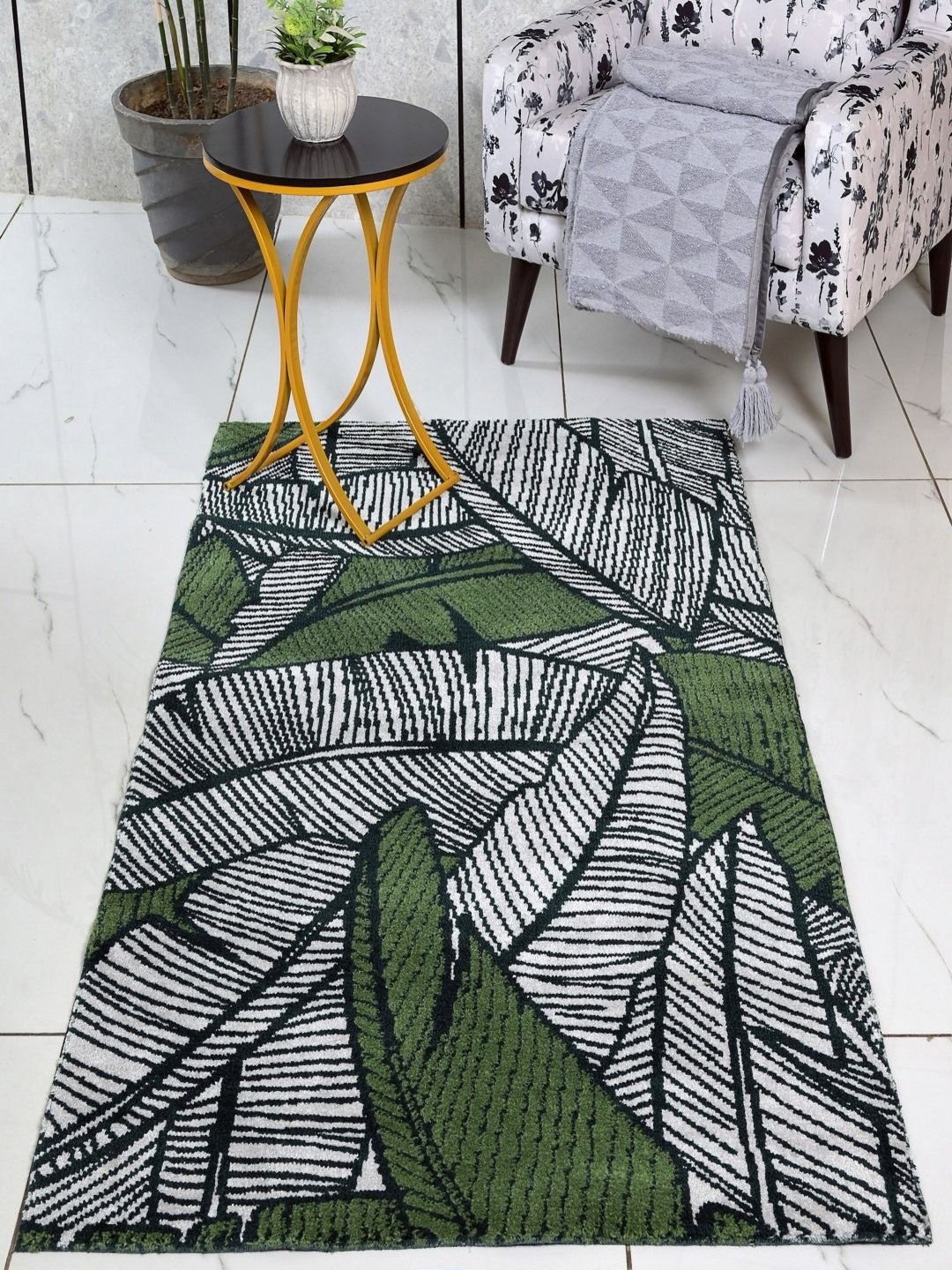 

Saral Home Green & White Abstract Printed Anti-Skid Carpet