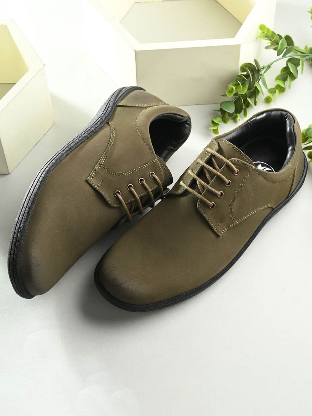 

Auserio Men Leather Sneakers, Olive