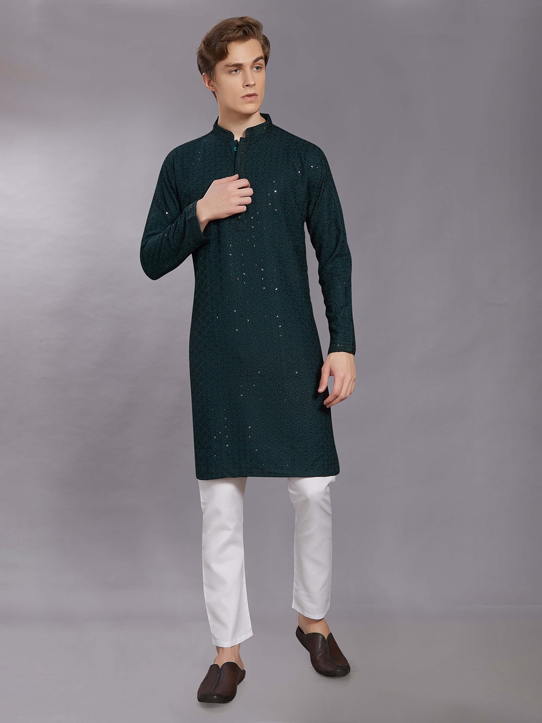 

DIVISIVE Chikankari Sequinned Embroidered Mandarin Collar Straight Kurta, Green