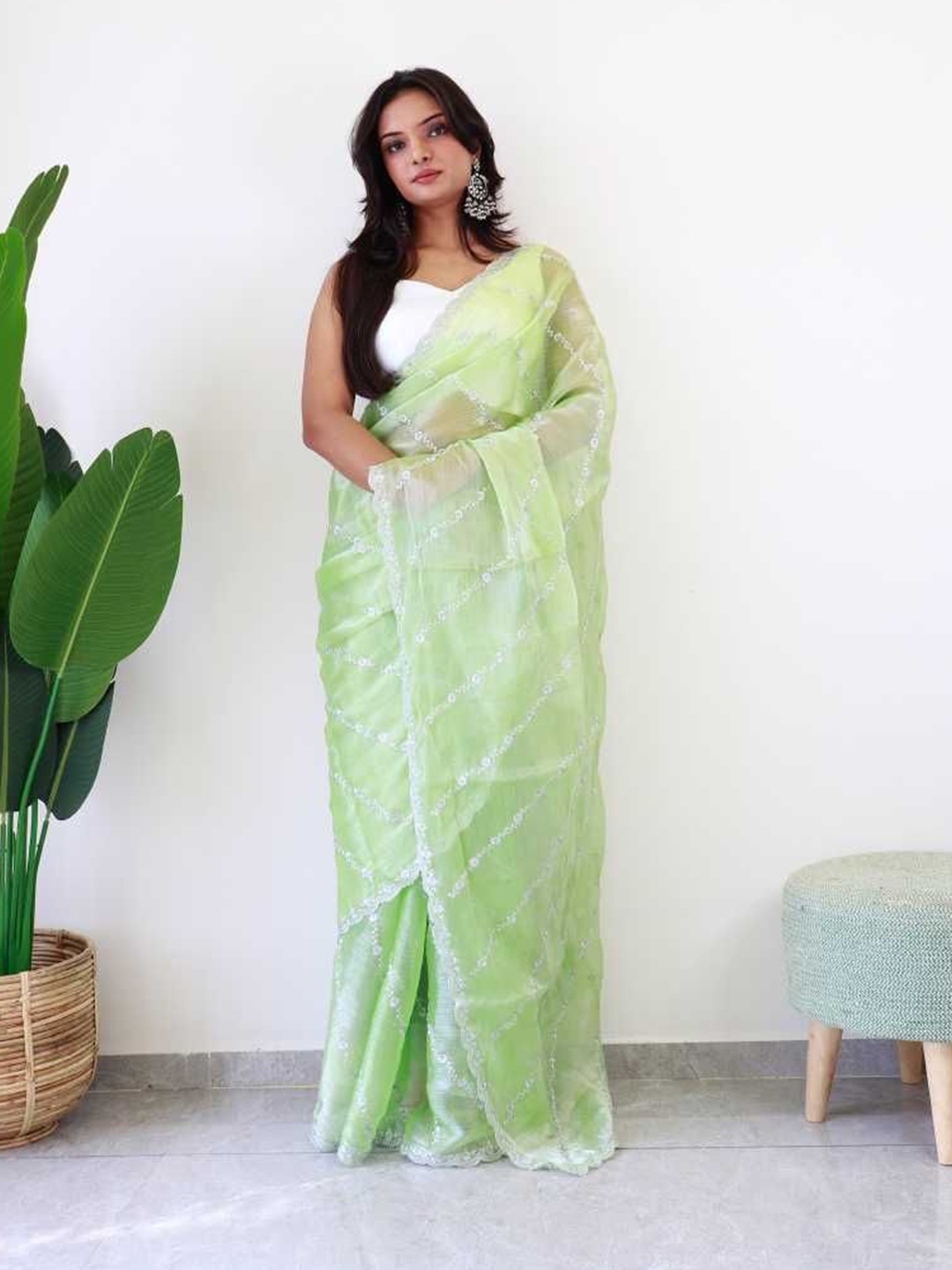 

Kandora Floral Embroidered Tissue Saree, Green