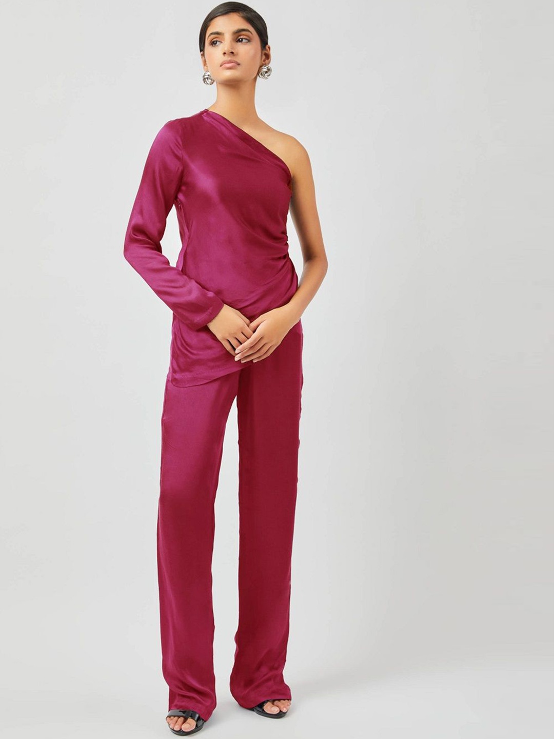 

Contemponari Women Mid-Rise Solid Regular Trousers, Magenta