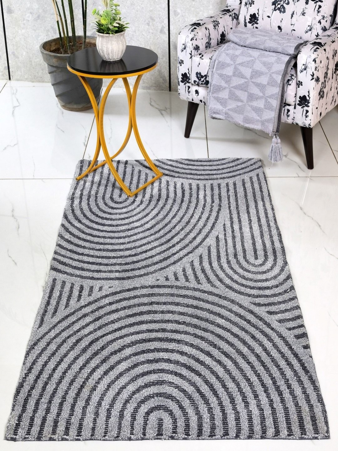 

Saral Home Grey & Black Geometric Anti-Skid Polyester Carpet