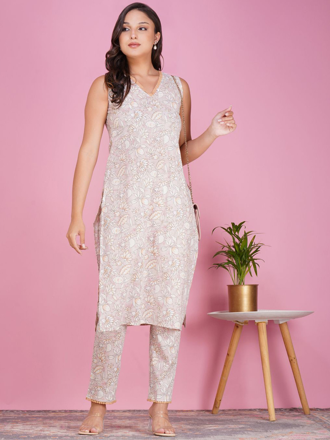 

METRO-FASHION Floral Printed Sleeveless Pure Cotton Straight Kurta With Trousers, Pink