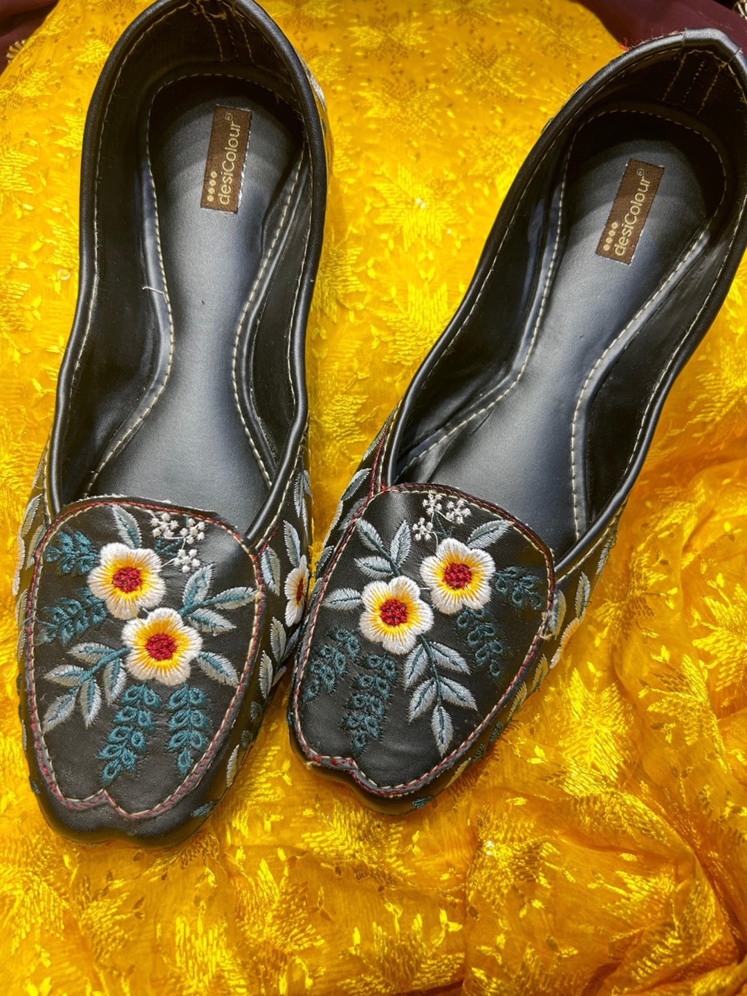 

DESI COLOUR Women Embellished Ethnic Mojaris with Embroidered Flats, Black