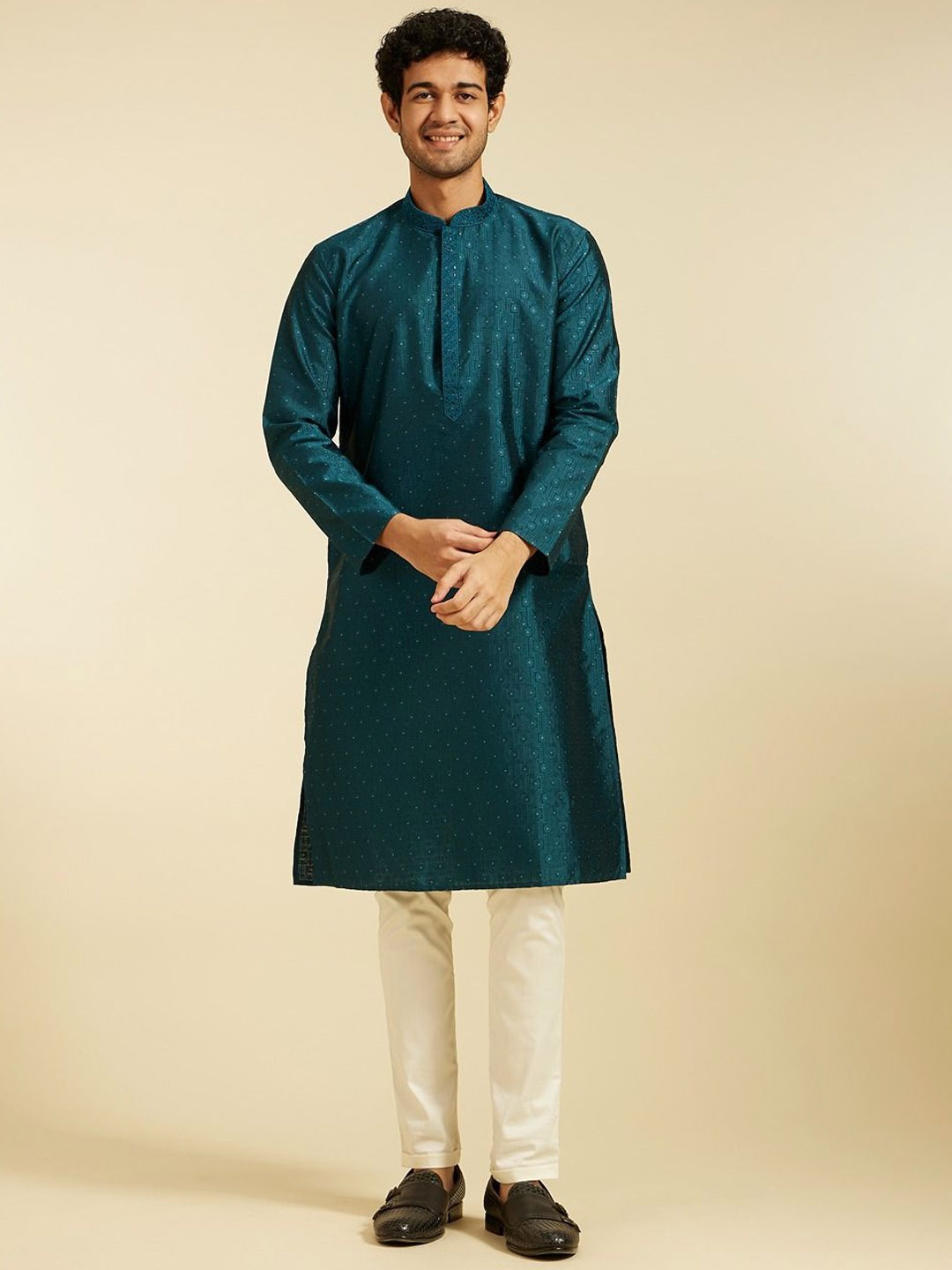 

Diwas by Manyavar Ethnic Motifs Embroidered Mandarin Collar Thread Work Straight Kurta, Teal