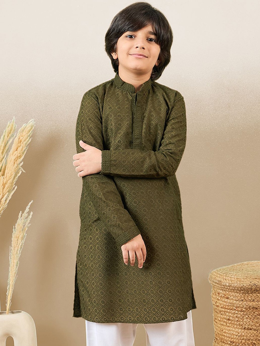 

Here&Now X Sanwara Boys Embroidered Chikankari Cotton Straight Kurta, Green