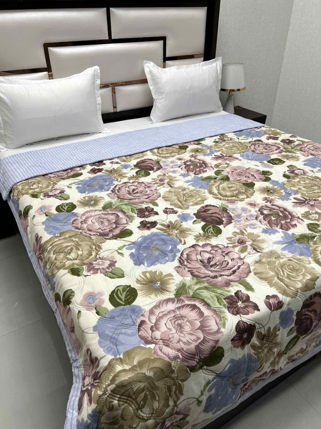 

Pure Decor Doze Beige & Pink Floral AC Room 233 GSM Reversible King Double Bed Comforter