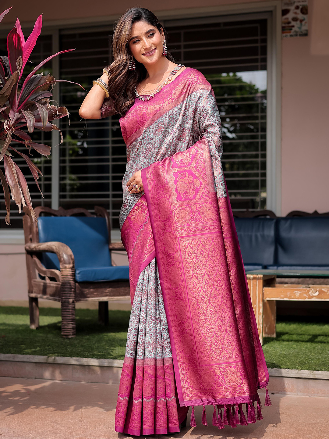 

KIMISHA Woven Design Zari Silk Blend Kanjeevaram Saree, Green