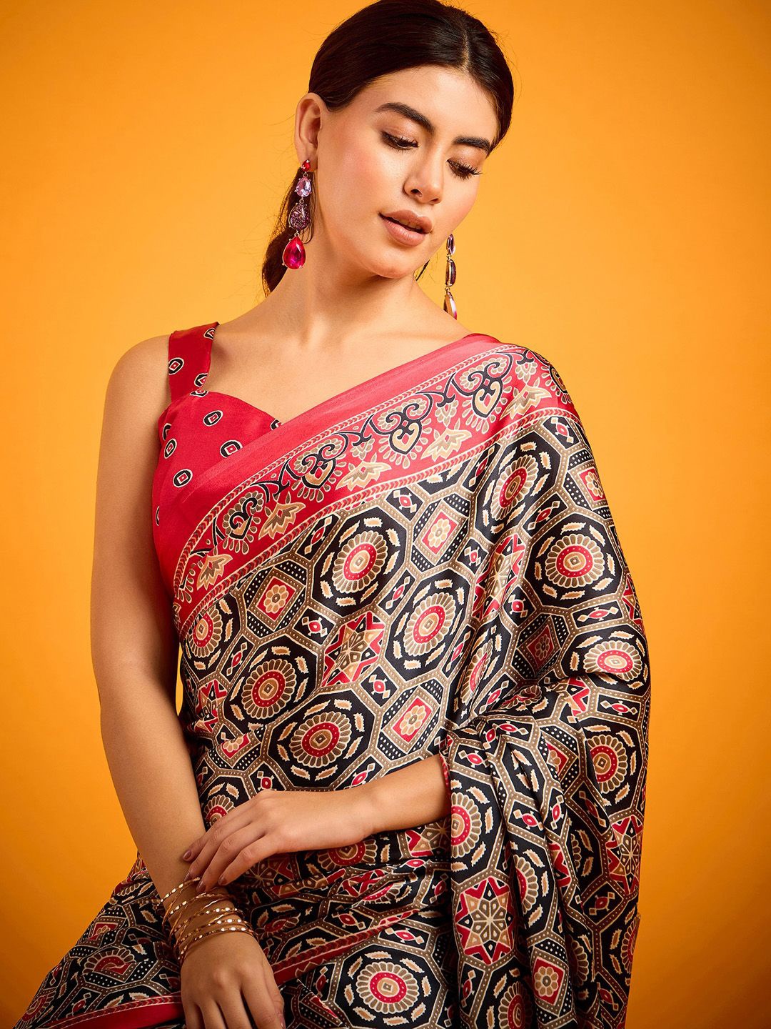 

Sangria Printed Saree With Blouse Piece, Black