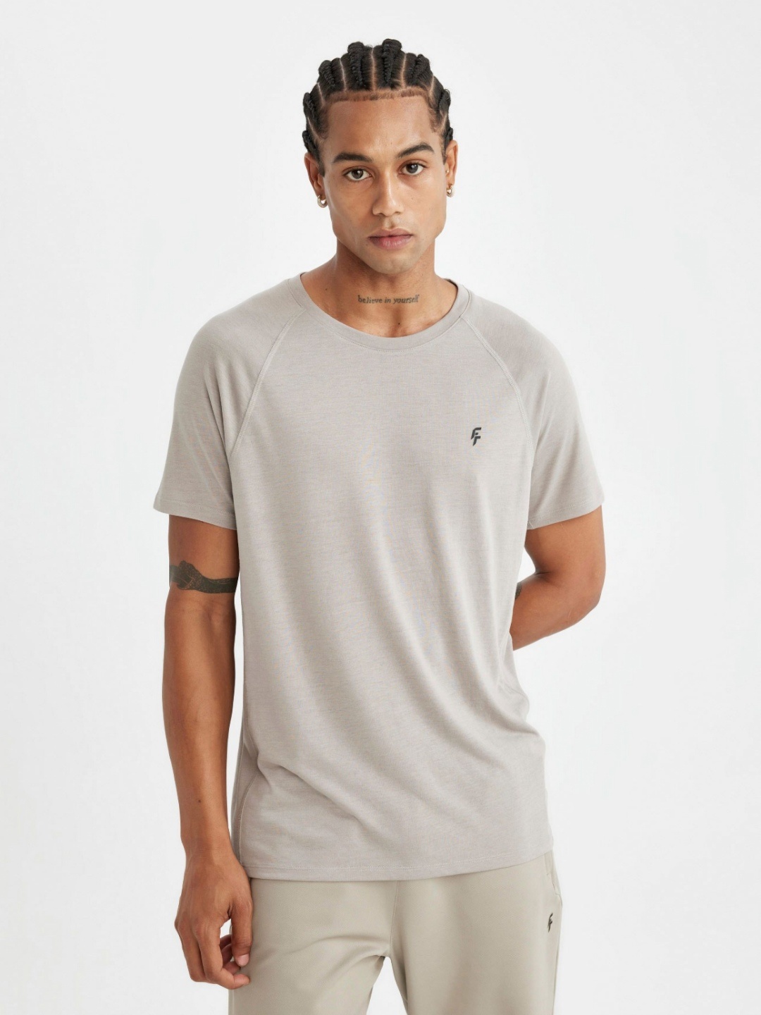 

DeFacto Men Solid Round Neck T-shirt, Cream