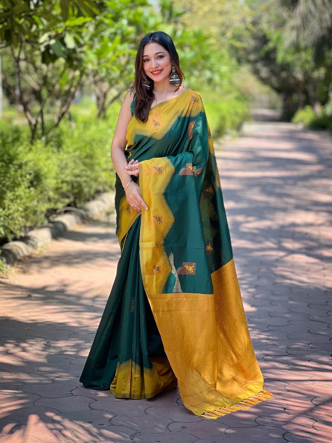 

Kandora Woven Design Zari Pure Silk Banarasi Saree, Green
