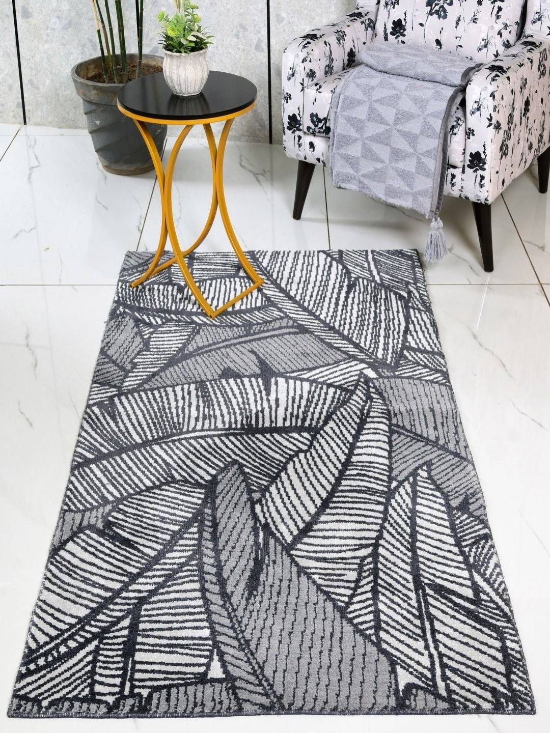 

Saral Home Grey & Black Abstract Anti-Skid Carpet