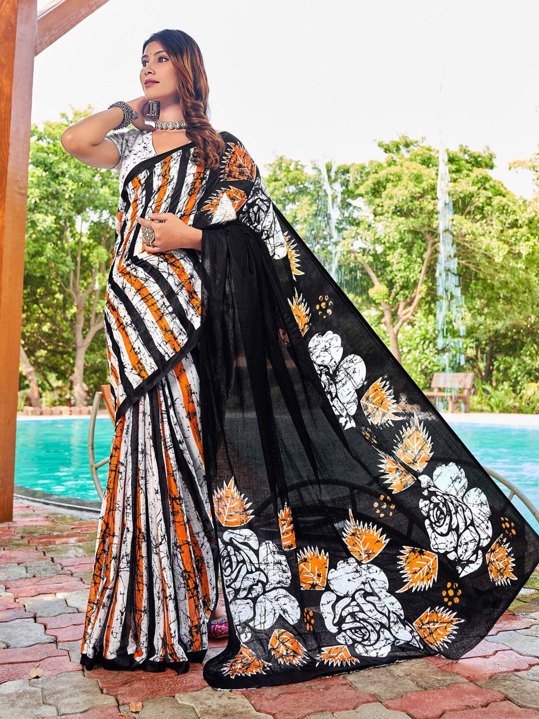 

Anouk Striped Pure Cotton Saree, Black