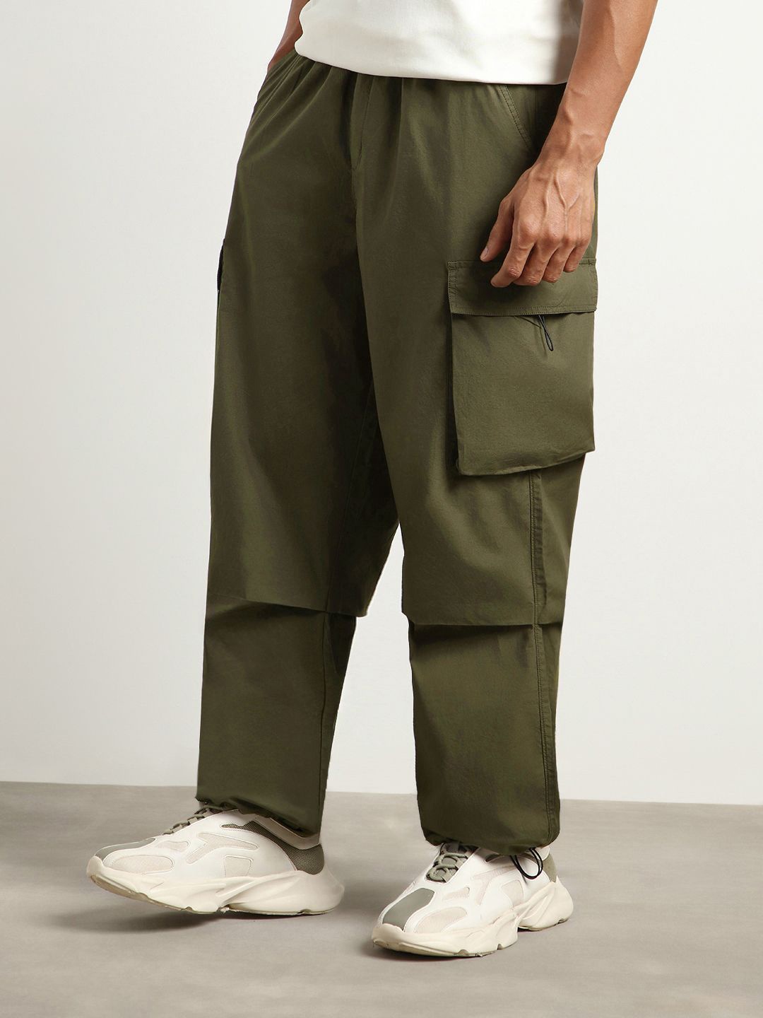 

NOBERO Men Oversized Loose Fit Parachute Pants, Olive