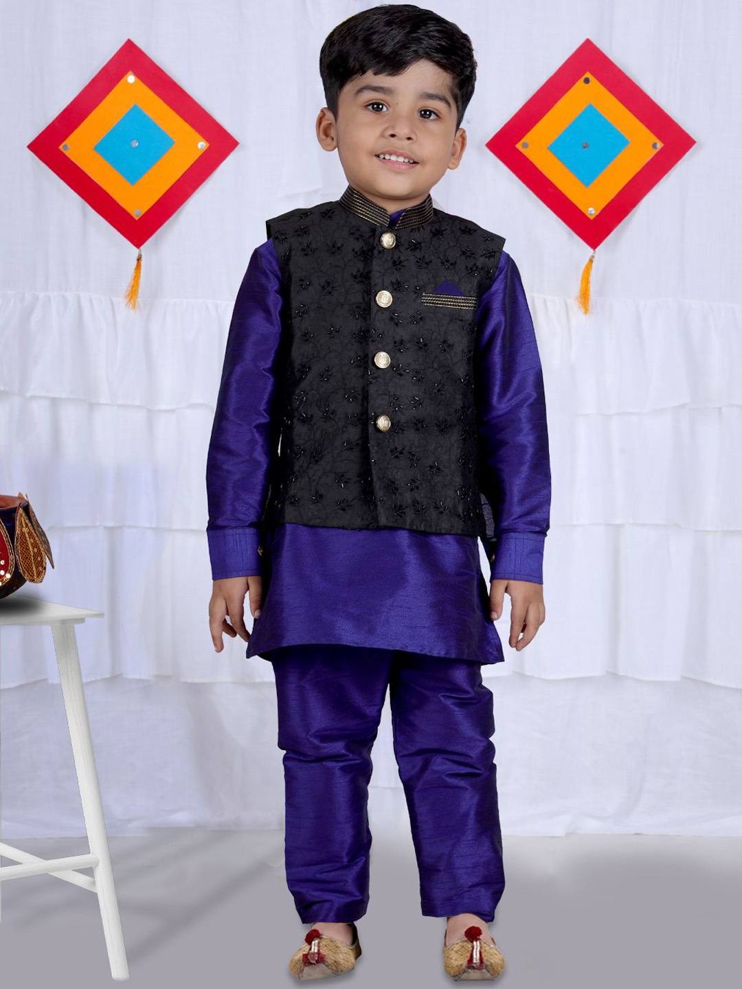 

Pehanaava Boys Embroidered Thread Work Straight Kurta with Pyjamas, Blue
