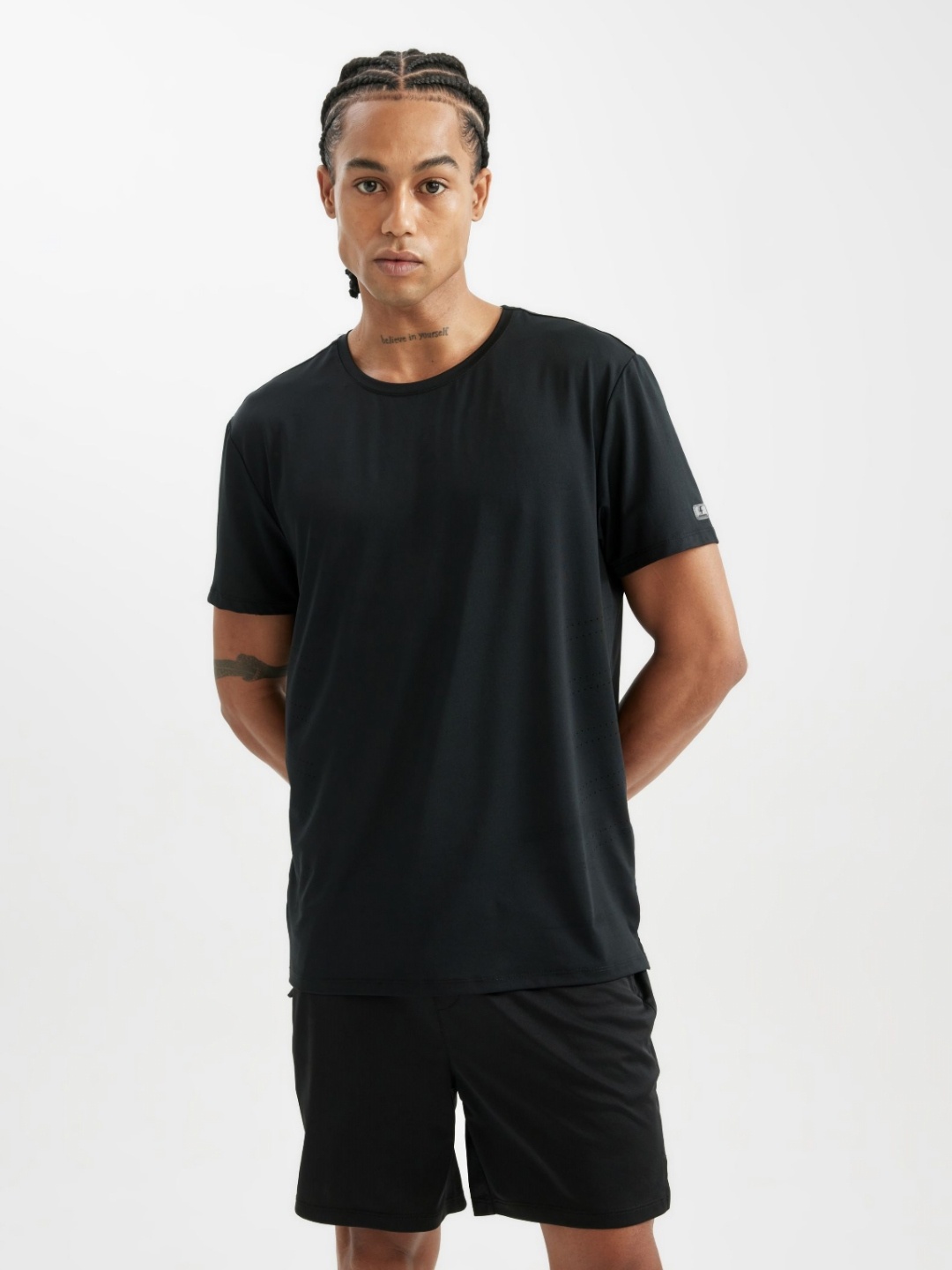 

DeFacto Men Solid Round Neck T-shirt, Black