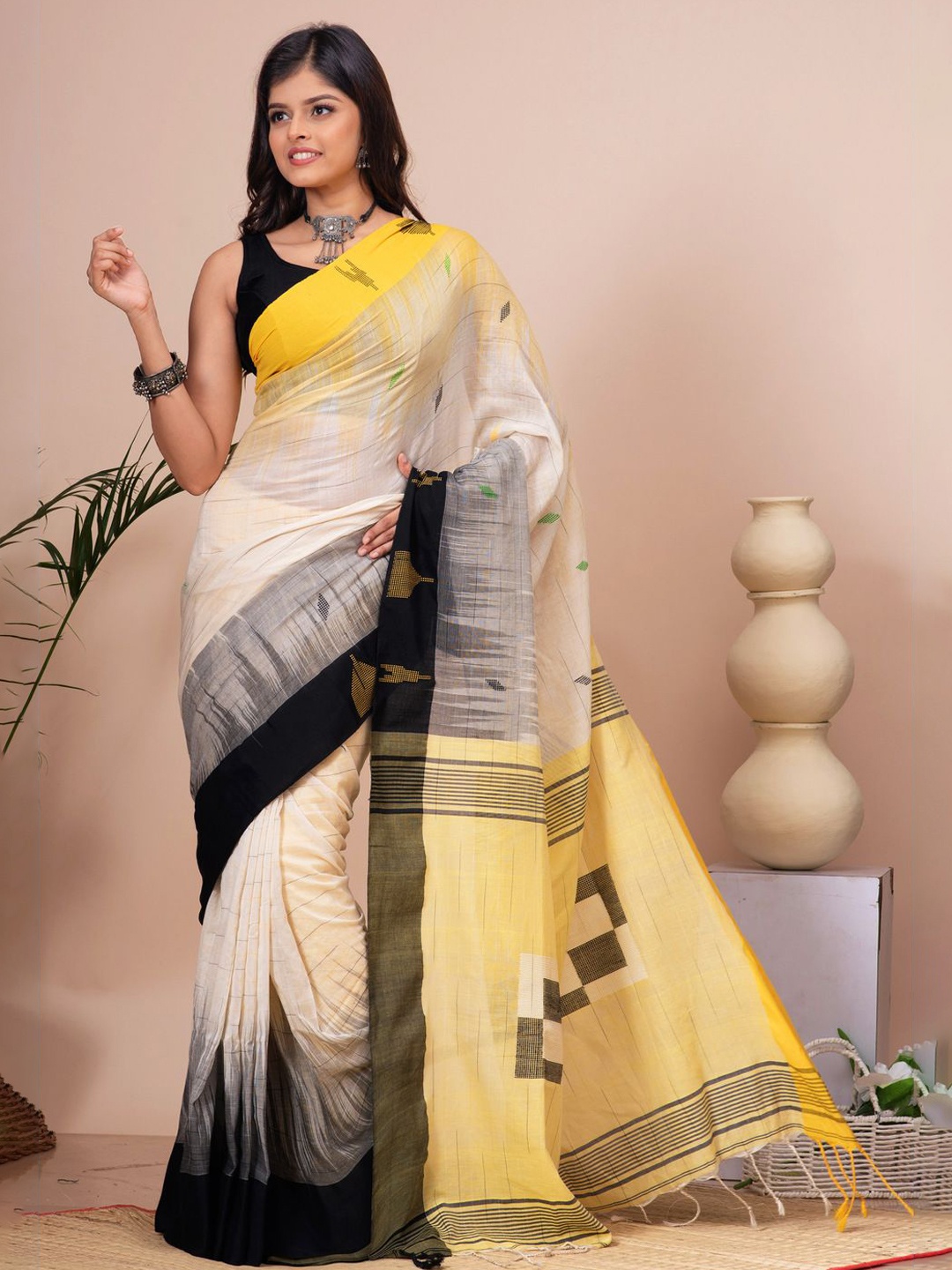

Crochetin Woven Design Saree, Black