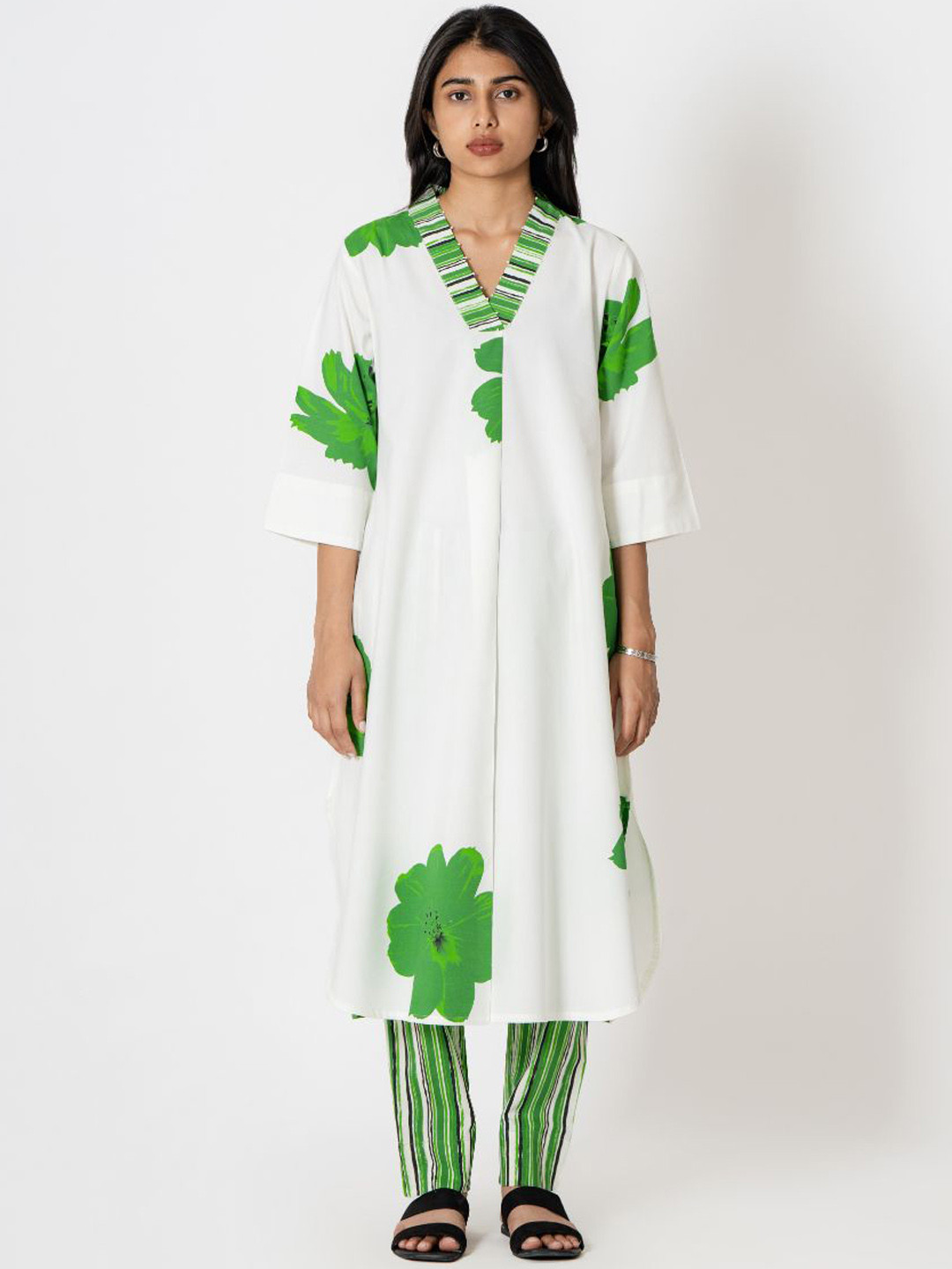 

Kameez by Pooja Kejriwal Floral Printed Beaded V-Neck Straight Kurta With Trouser, White