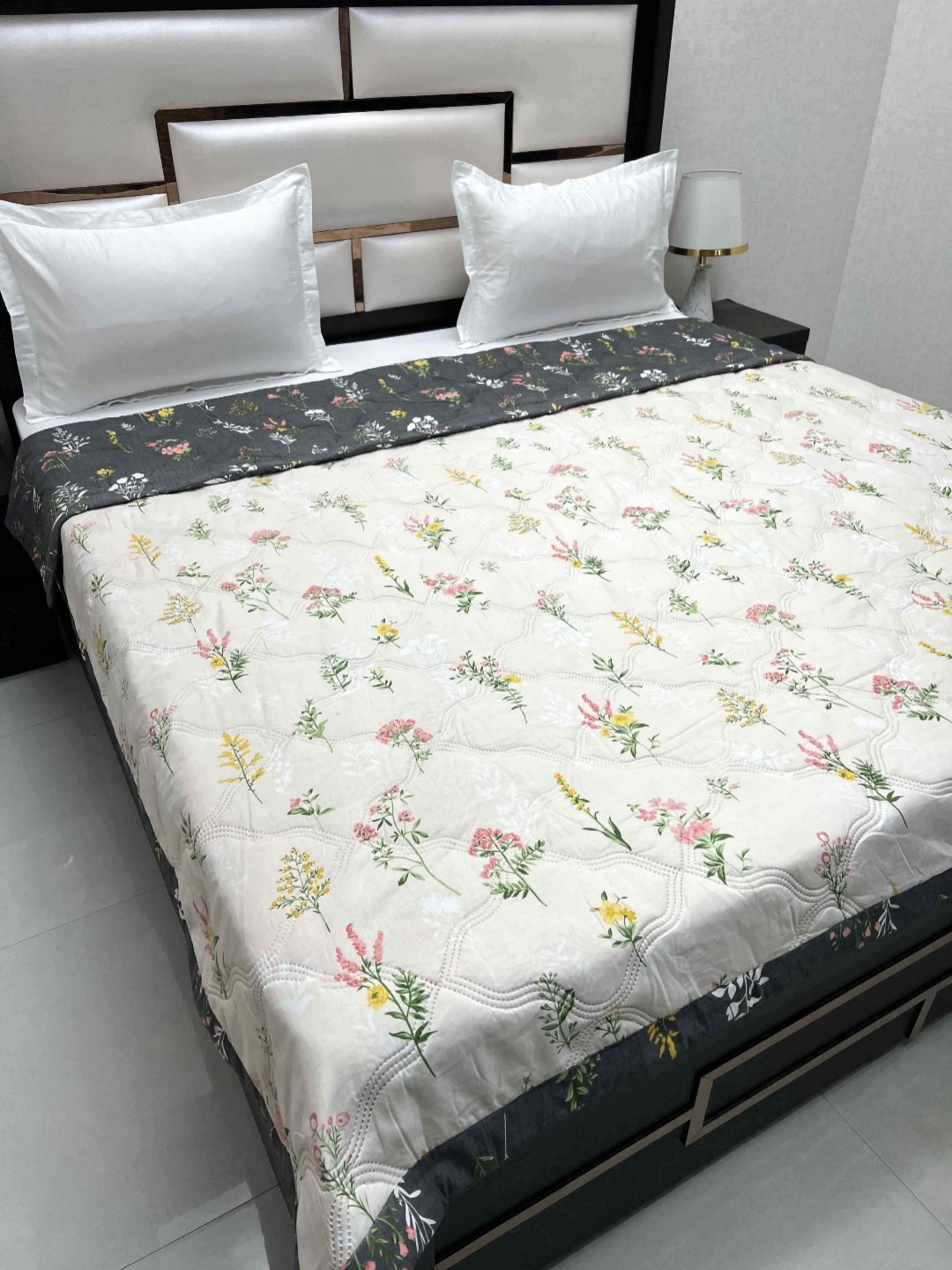 

Pure Decor Doze Cream-Coloured & Green Floral AC Room Reversible King Double Bed Comforter