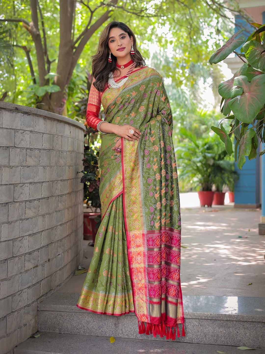 

Kandora Woven Design Zari Pure Silk Banarasi Saree, Green