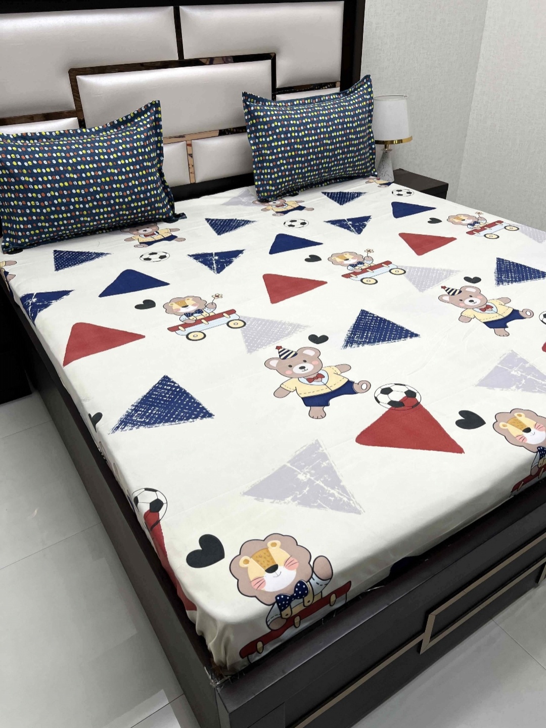 

Pure Decor King Size Double Bedsheet With 2 Pillow Covers 2.74m X 2.74m, White