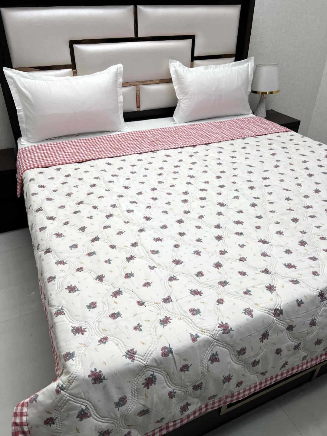 

Pure Decor Doze White & Red Floral AC Room 300 GSM Reversible Double Bed Comforter