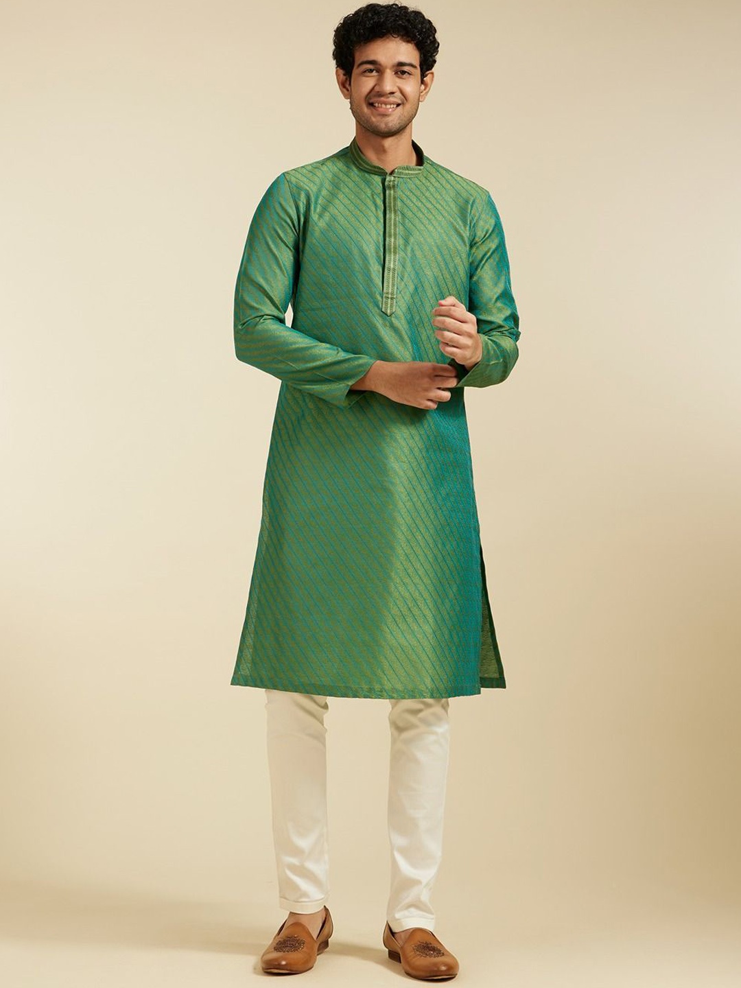 

Diwas by Manyavar Embroidered Thread Work Mandarin Collar Straight Kurta, Green