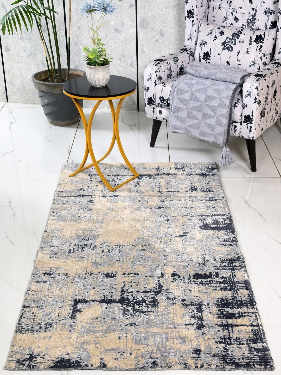 

Saral Home Grey & Beige Abstract Anti-Skid Carpet