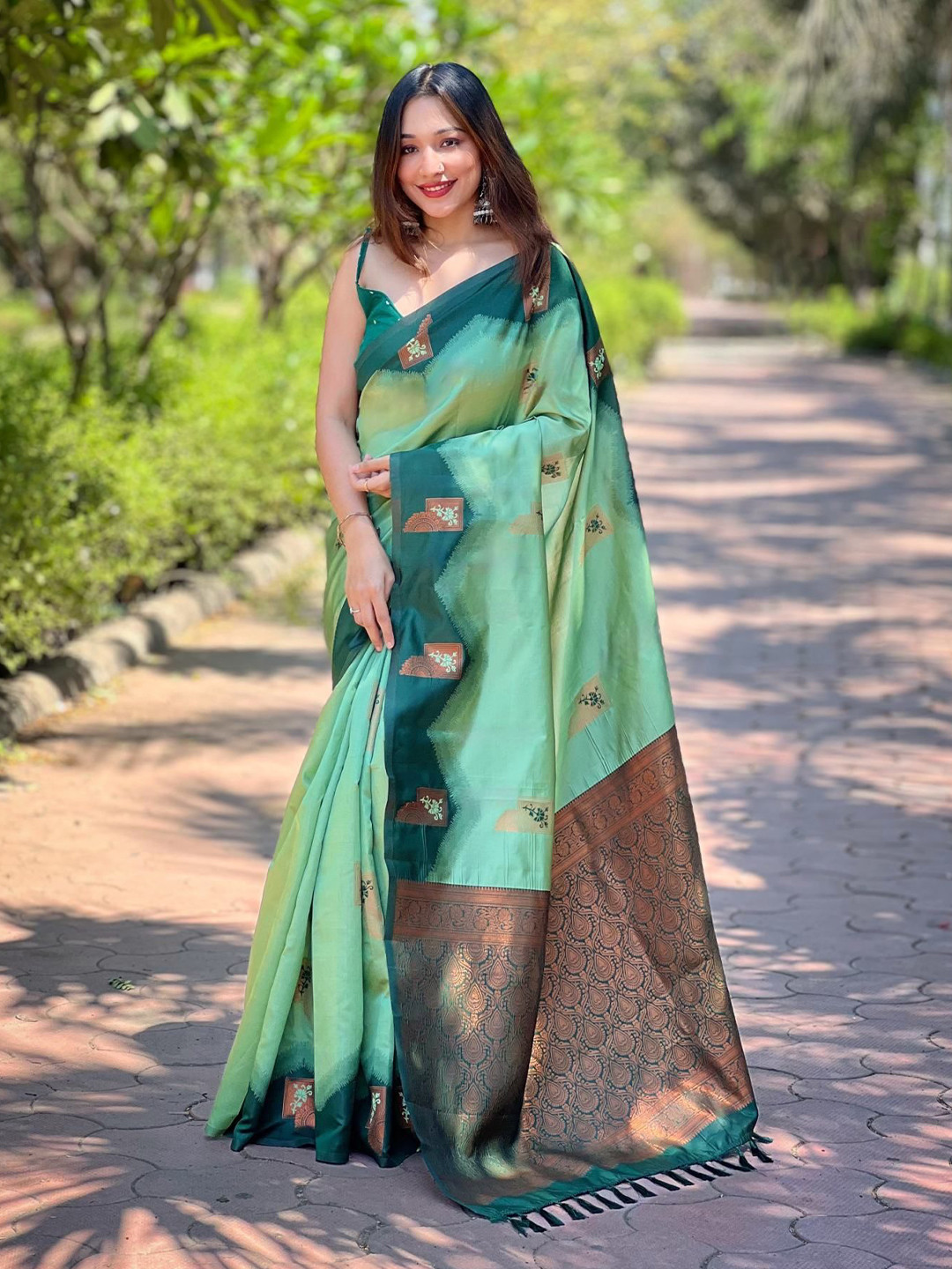

Kandora Woven Design Zari Pure Silk Banarasi Saree, Green