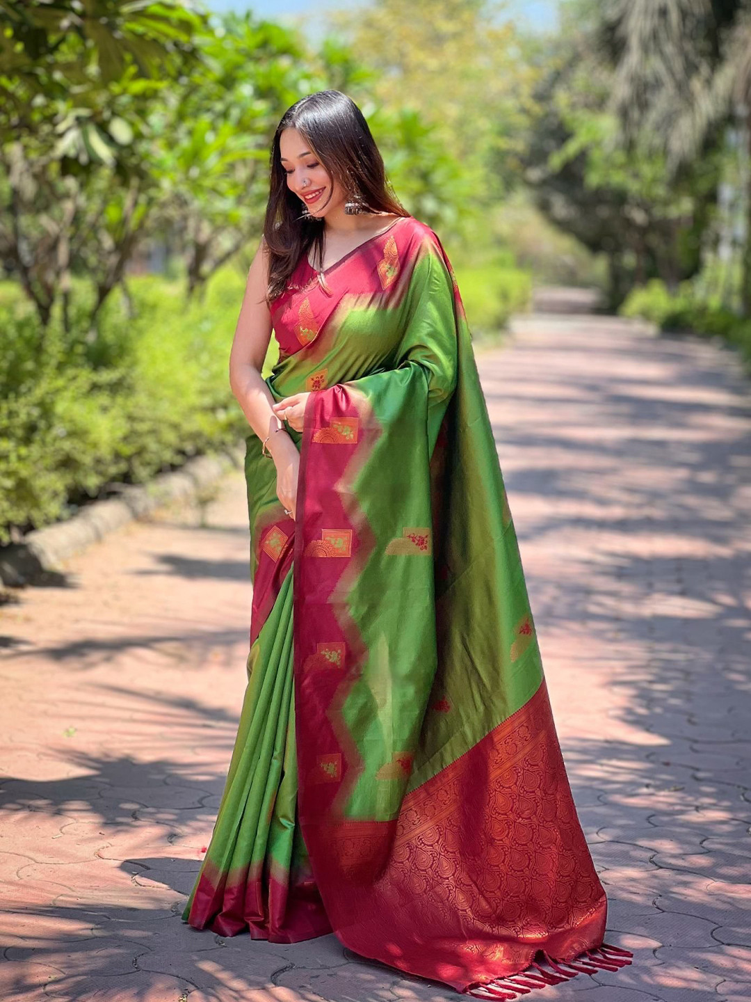 

Kandora Woven Design Zari Pure Silk Banarasi Saree, Green