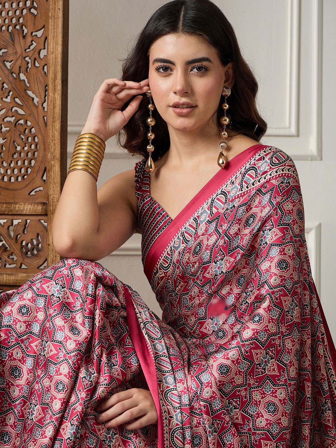 

Sangria Printed Saree With Blouse Piece, Maroon