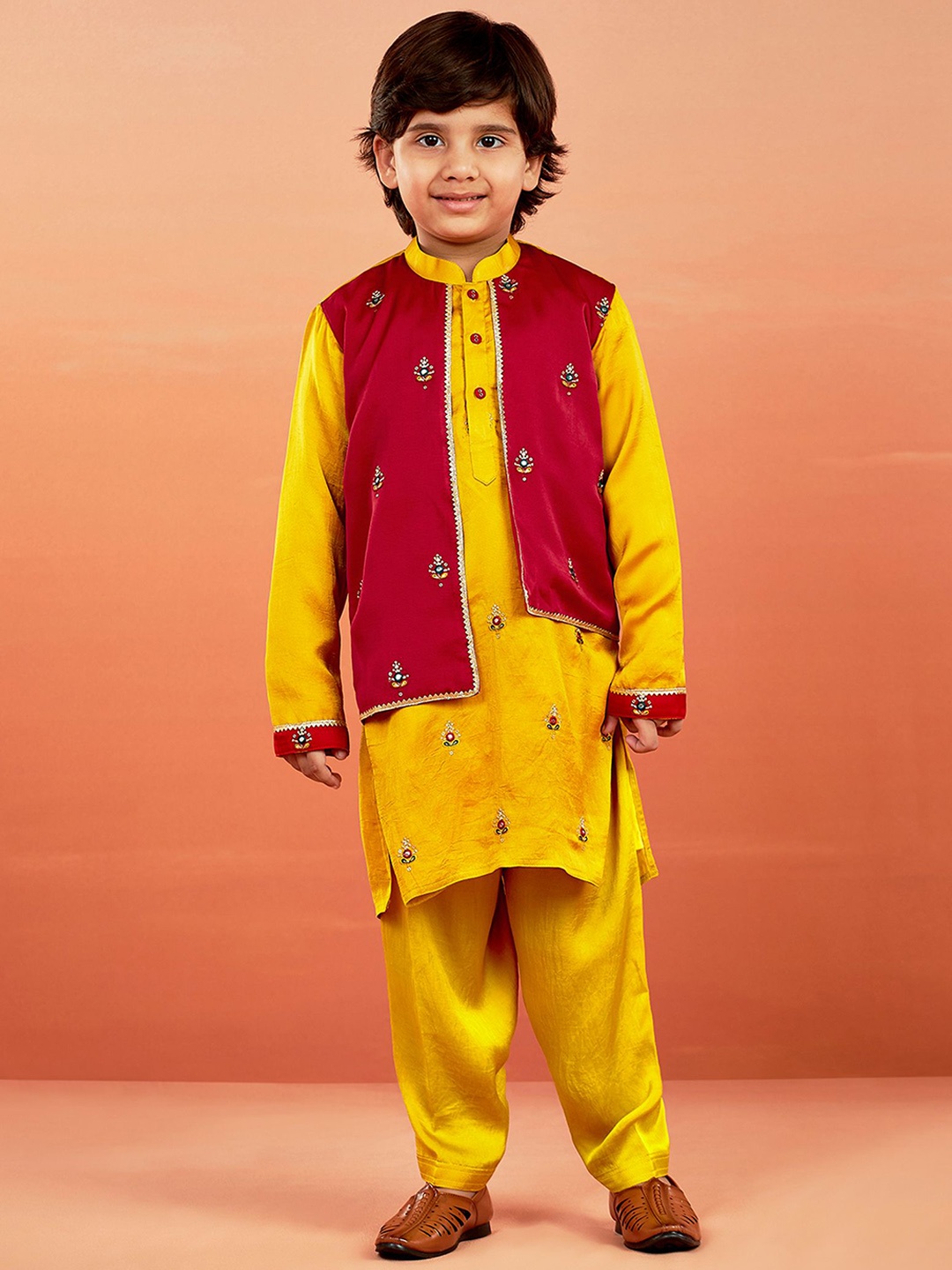 

VASTRAMAY Boys Floral Embroidered Regular Thread Work Kurta With Pyjama, Mustard