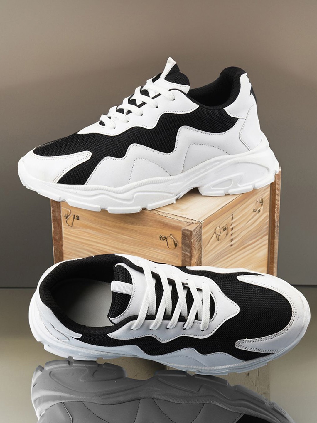 

Kook N Keech Men Colourblocked Lace-Up Sneakers, White