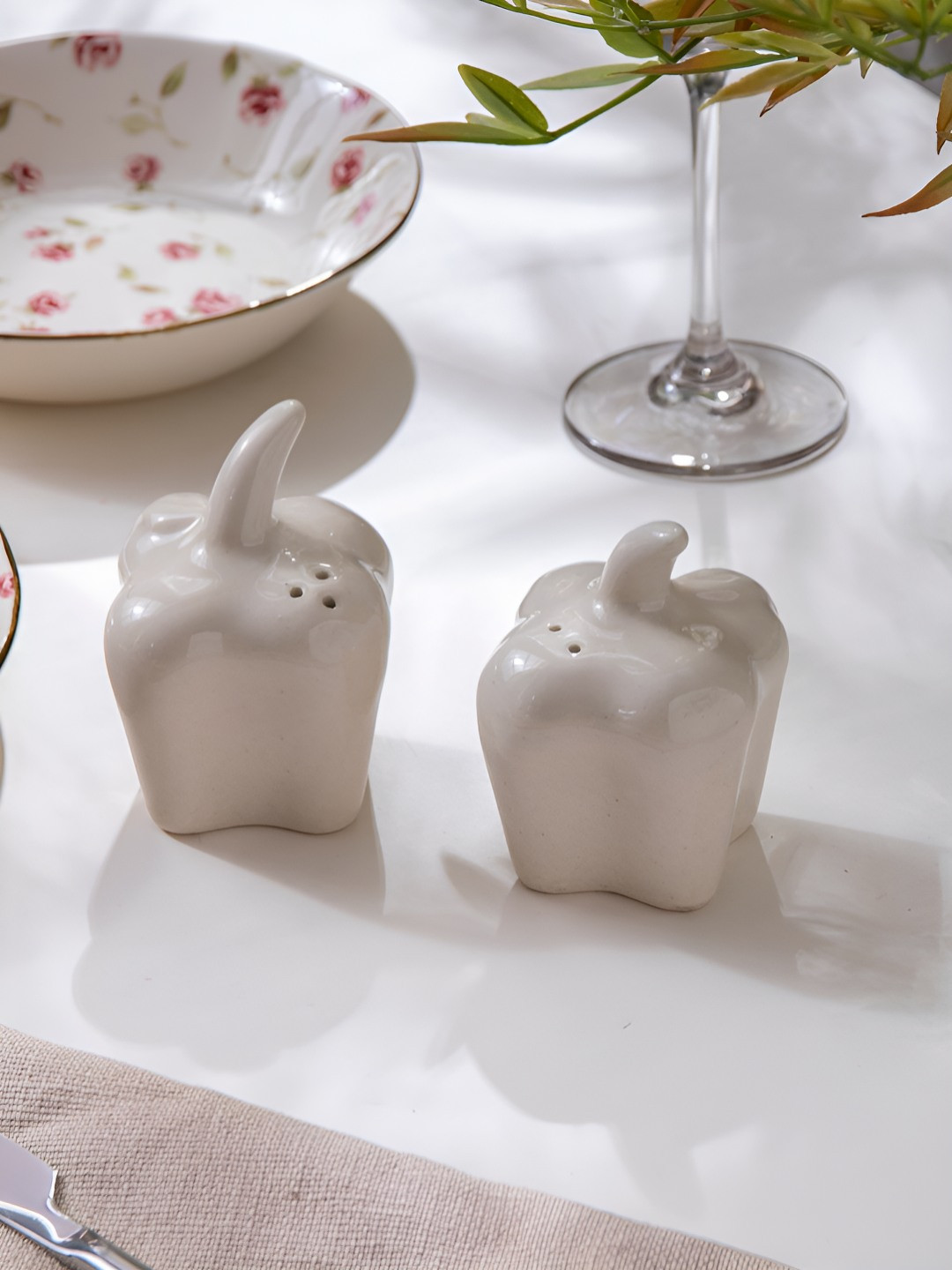 

The Decor Mantra White 2 Pieces Ceramic Salt and Pepper Shakers