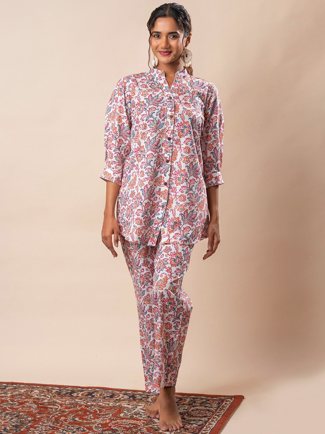 

GULABOSITABO Floral Printed Mandarin Collar Three-Quarter Sleeves Pure Cotton Top, White