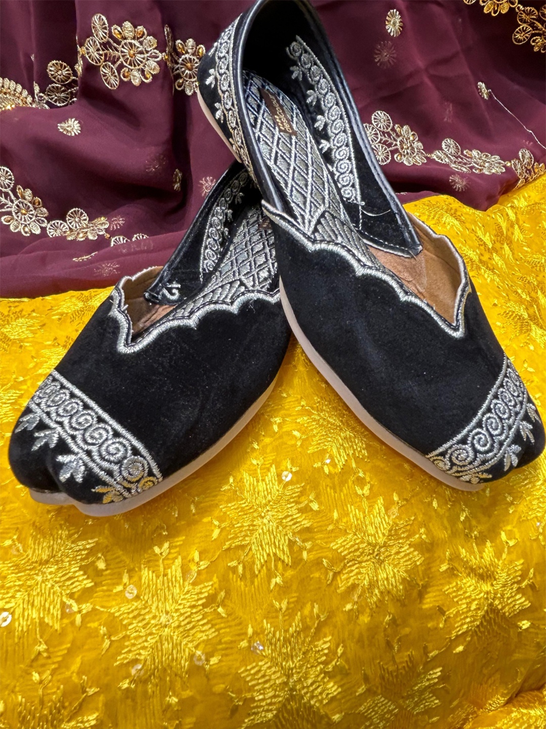 

DESI COLOUR Women Embellished Ethnic Mojaris with Embroidered Flats, Black