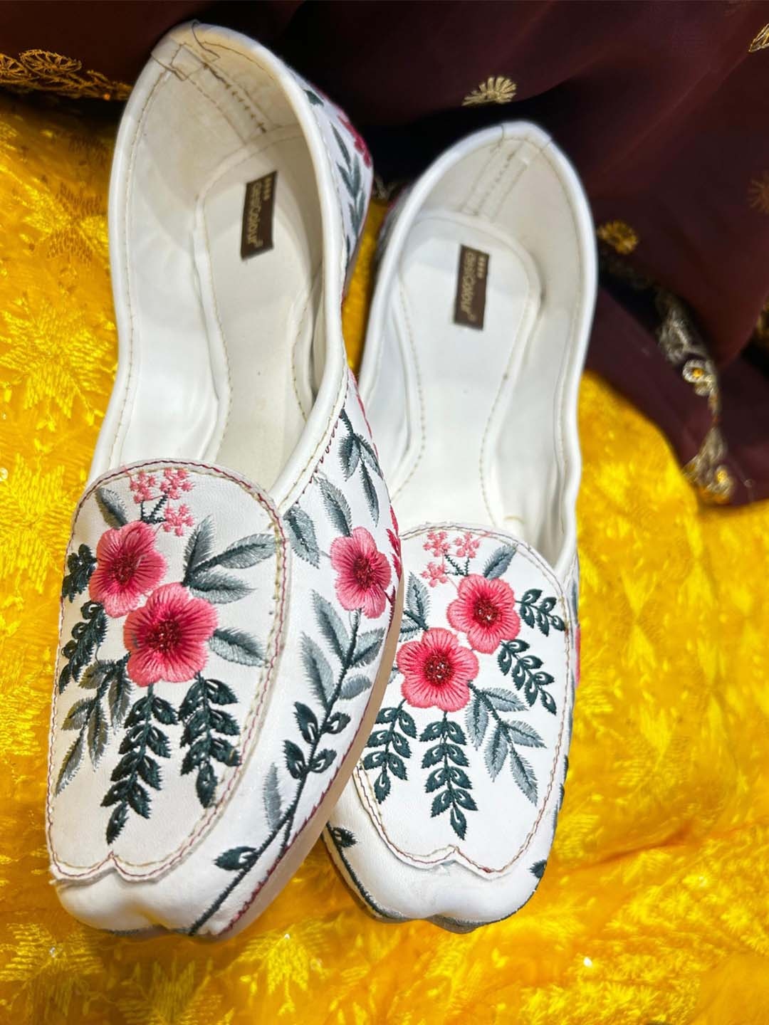 

DESI COLOUR Women Embellished Ethnic Mojaris with Embroidered Flats, White