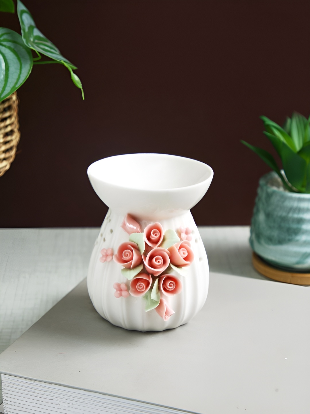 

TAYHAA White & Pink Floral Textured Ceramic Candle Holder